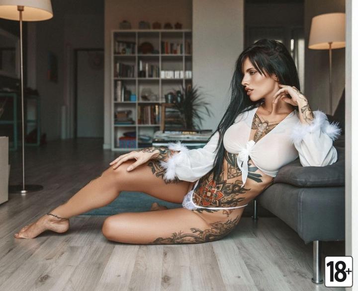 Татуировкасы бар әйелдердің порнофотосуреттері