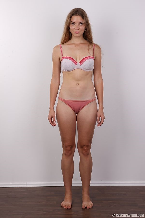 Yosh translar video tomosha qilishadi