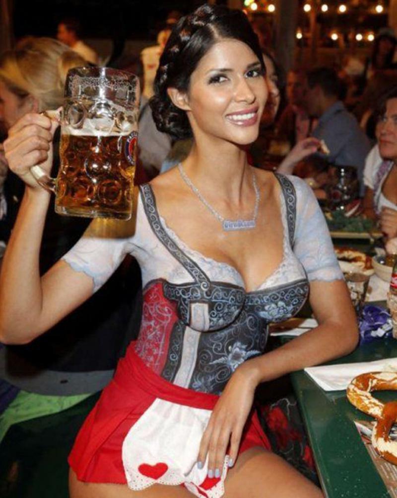 Oktoberfestdagi ayollarning erotik fotosuratlari