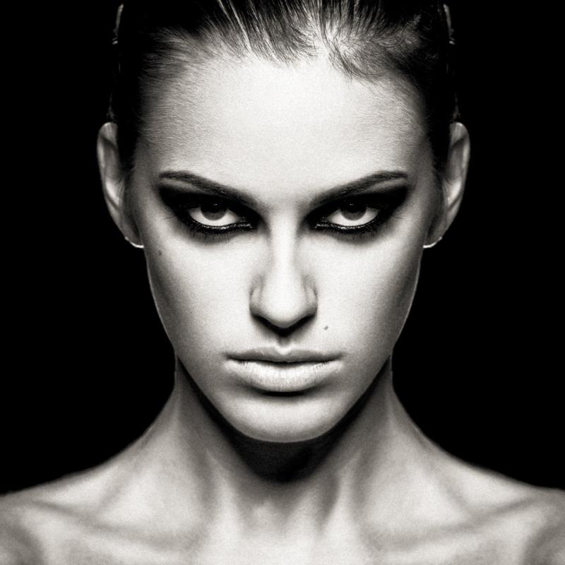 Фото: Взгляд исподлобья у девушек.