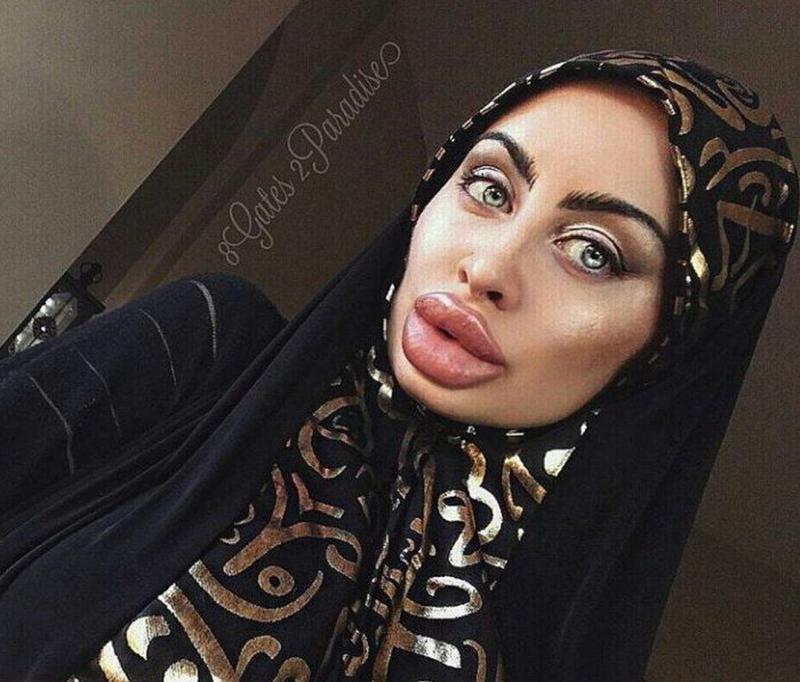 Жамбастары кең әйелдердің шешінуі туралы бейне