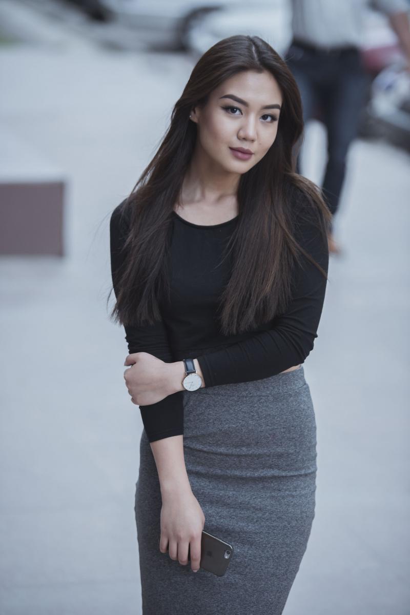 Ол аяғын қысып, мені трусиіне кіргізбеді. Эмбер Райли анал порно анилингус