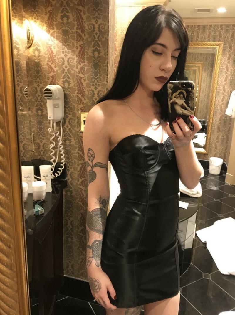 Фото - Модель: Charlotte Sartre