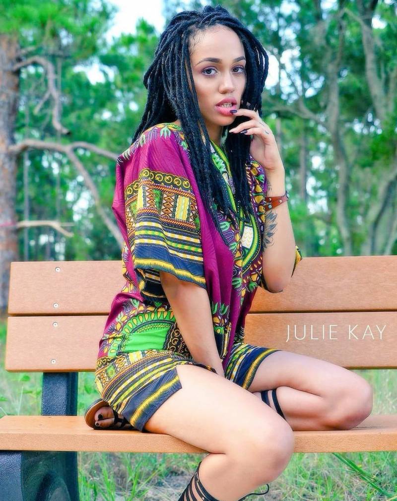 Фото - Модель: Julie Kay